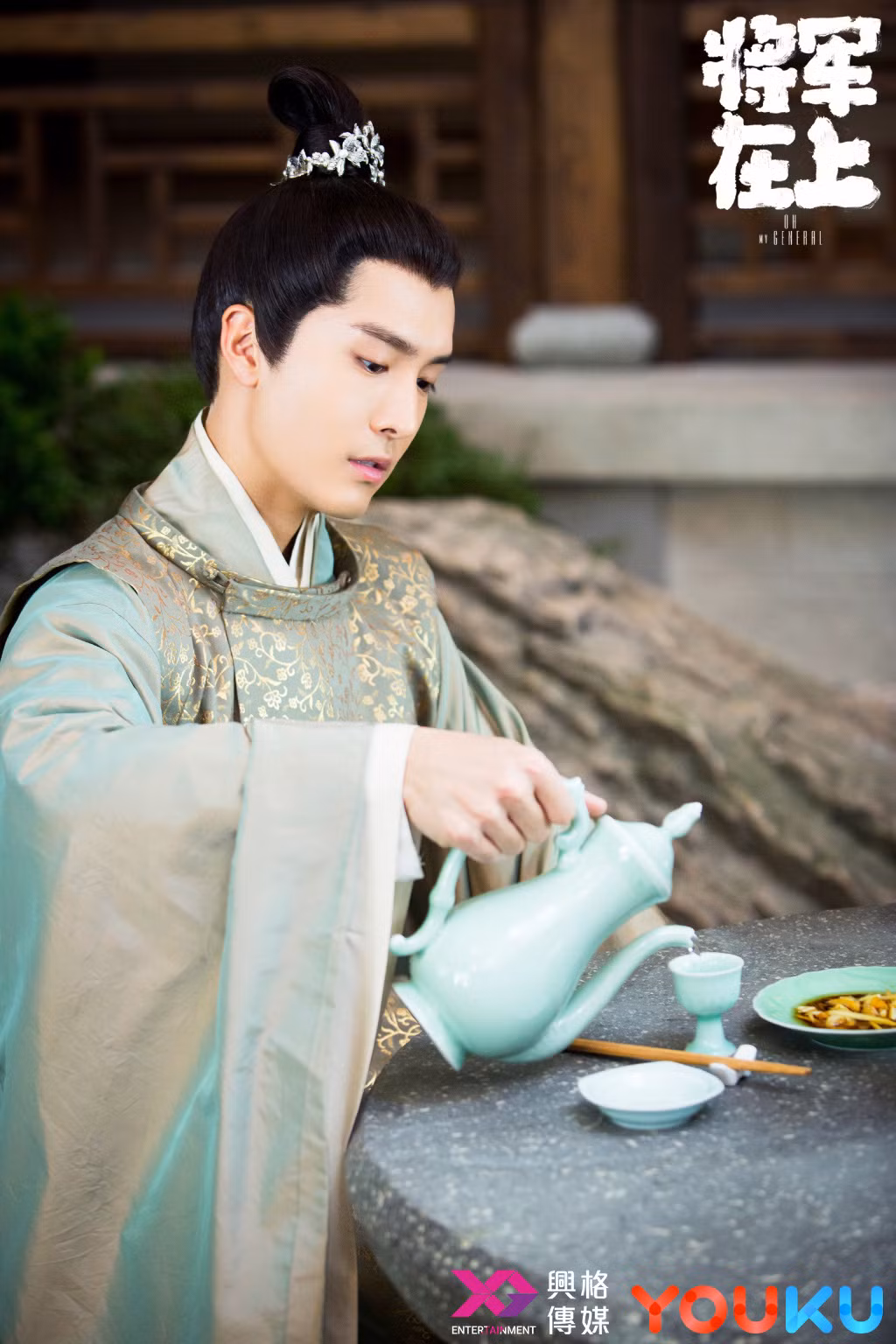 Trong phim Trung Quốc Tướng Quân Tại Thượng, nhân vật Triệu Ngọc Cẩn của Thịnh Nhất Luân "đốn tim" bao khán giả nữ với tài mạo song toàn và đặc biệt là ở những màn “múa bút thần sầu” của anh.