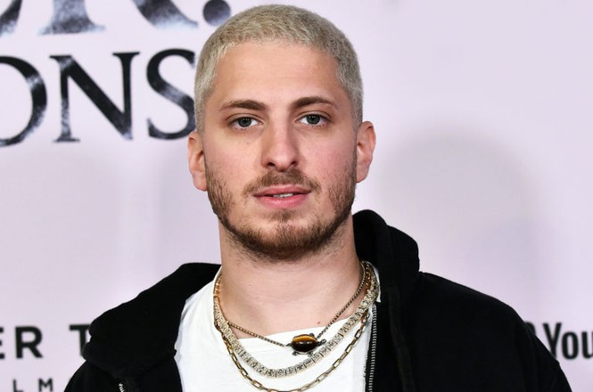 Nhạc sĩ, nhà sản xuất Mỹ Andrew Watt cũng năm trong danh sách người nổi tiếng mắc Covid-19. Anh chia sẻ trên Instagram cá nhân, cảm thấy không khỏe vào từ ngày 6/3. Ban đầu, bác sĩ chẩn đoán anh bị cúm thông thường. Andrew cũng không nghĩ mình bị Covid-19 vì không hề rời khỏi đất nước, chỉ đến trường quay làm việc. Tuy nhiên, sức khỏe anh ngày một tệ đi, phải đến viện cấp cứu. Ngày 16/3, anh nhận được kết quả dương tính với Sars-CoV-2. “Tôi đã đỡ sốt và bắt đầu thèm ăn, nhưng bệnh viêm phổi này khiến tôi khó thở, phải dùng máy oxy”, anh cập nhật tình hình sức khỏe ngày 17/3.