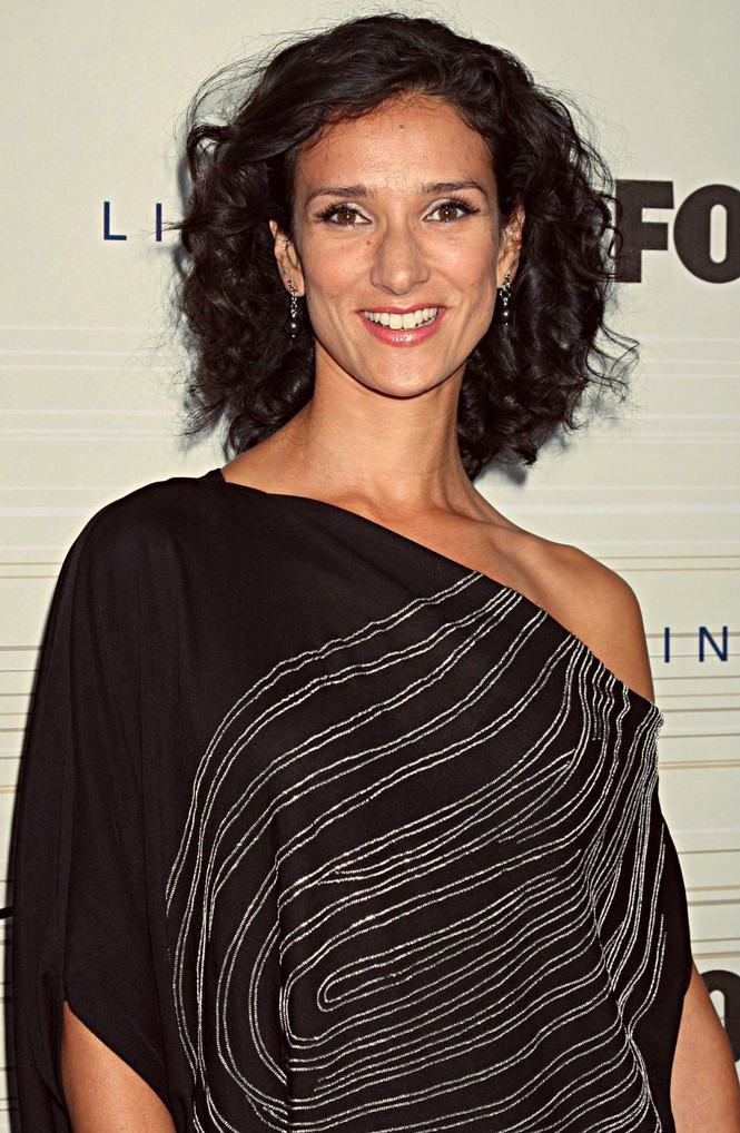 Nữ diễn viên “Game of Thrones” Indira Varma xác nhận bị mắc Covid-19 trên trang cá nhân hôm 18/3, kèm theo đó là thông báo đình chỉ sản xuất vở kịch “The Seagull” mà cô tham gia cùng “mẹ rồng” Emilia Clarke tại London, Anh. “Thật đáng buồn, nhiều chương trình khác trên khắp thế giới cũng bị ảnh hưởng bởi đại dịch Covid-19”, cô viết. Xem video "Tiên Nguyễn lên tiếng sau khi nhiễm Covid-19". Nguồn VTC14: