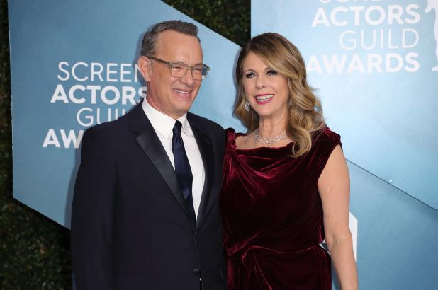 Tài tử Tom Hanks và bà xã Rita Wilson là hai sao Hollywood dương tính với Covid-19 đầu tiên. Cặp đôi được xác định dương tính với Sars-CoV-2 trong chuyến công tác tại Úc. Hôm 17/3, Tom Hanks cho biết, họ đã xuất viên và hiện đang tự cách ly tại một ngôi nhà thuê ở Úc.