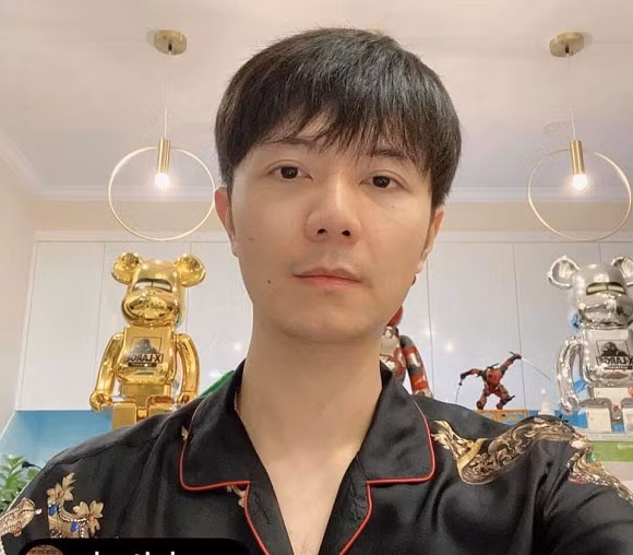  Bạn trai Thúy Vân là Nhật Vũ, là doanh nhân thành đạt, có mối quan hệ thân thiết với nhiều nghệ sĩ trong showbiz. Anh sở hữu gương mặt điển trai và hiện nay đã xấp xỉ 40 tuổi.