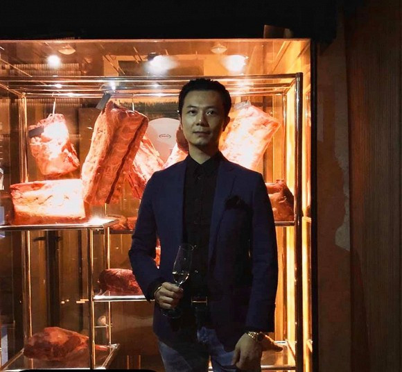 Trong loạt ảnh được đăng tải, nam doanh nhân nhận được nhiều lời khen vì phong thái như tài tử điện ảnh với phong cách ăn mặc và thần thái cực cuốn hút.