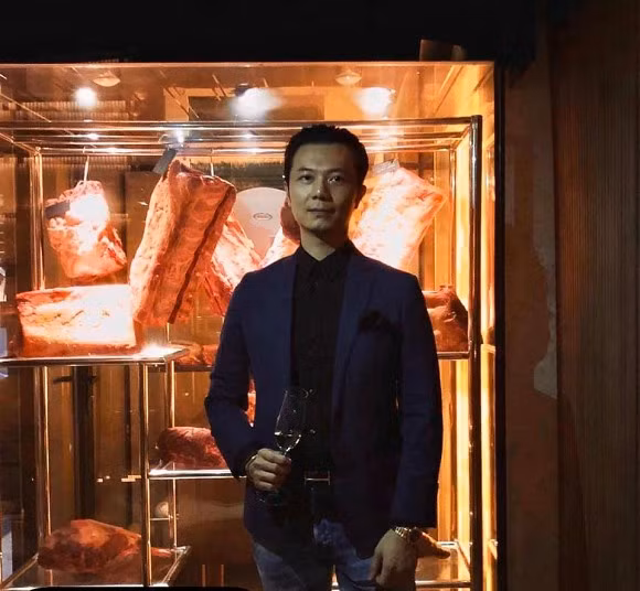 Trong loạt ảnh được đăng tải, nam doanh nhân nhận được nhiều lời khen vì phong thái như tài tử điện ảnh với phong cách ăn mặc và thần thái cực cuốn hút.