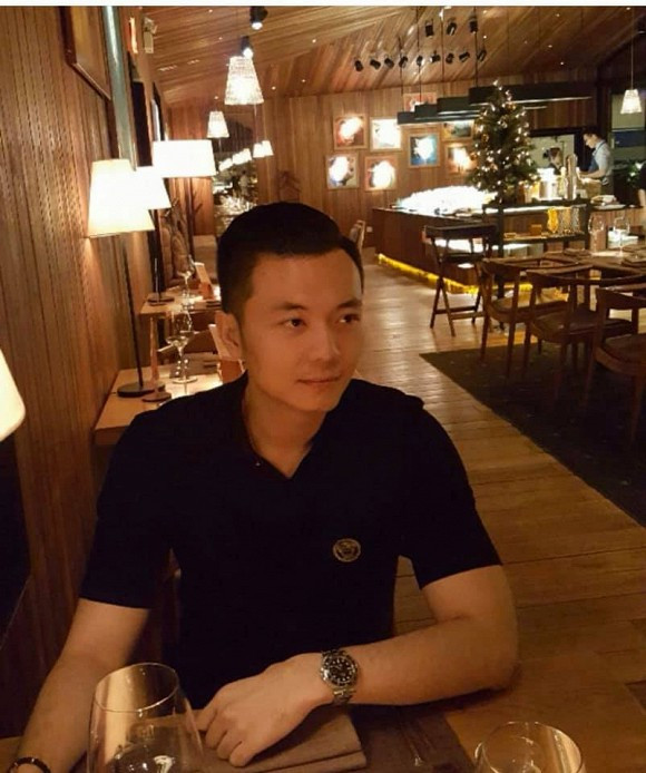 Thậm chí, có những góc ảnh, anh còn được so sánh với nam diễn viên Hoắc Kiến Hoa.