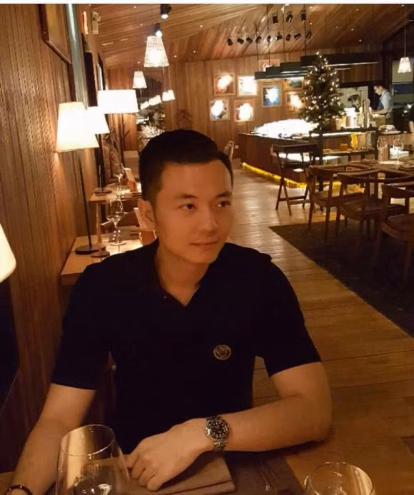 Thậm chí, có những góc ảnh, anh còn được so sánh với nam diễn viên Hoắc Kiến Hoa.