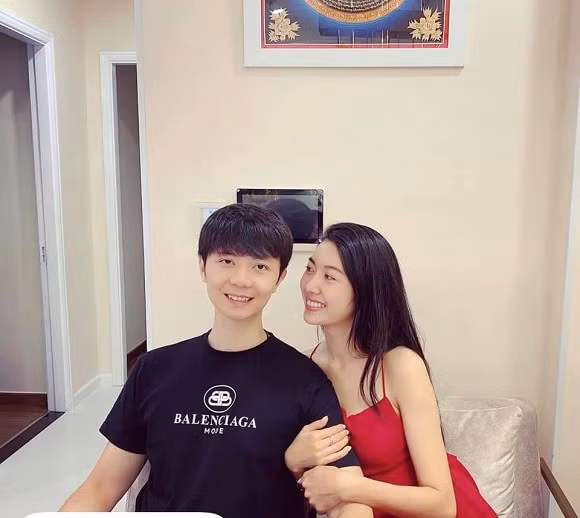 Sau khi công khai chồng sắp cưới, Á hậu Thúy Vân nhận được nhiều lời chúc phúc từ bạn bè, đồng nghiệp và các fan.