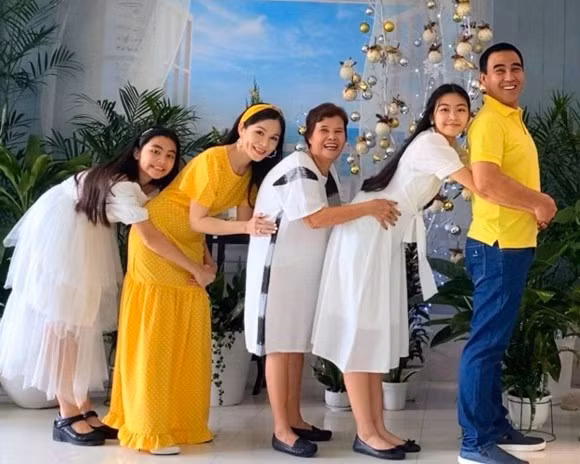 Để có một tổ ấm trọn vẹn như ngày hôm nay, Quyền Linh từng cho biết anh nhận được sự đồng lòng, hỗ trợ rất nhiều từ chính người bạn đời. Không chỉ chăm sóc chồng con chu đáo, Dạ Thảo còn là hậu phương vững chắc để giúp chồng phấn đấu trở thành nam nghệ sĩ đình đám của làng giải trí.