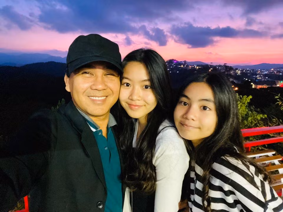 Cô em út Hạt Dẻ tên thật là Mai Thảo Ngọc, kém chị 3 tuổi.