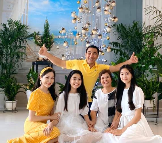 MC Quyền Linh và Dạ Thảo kết hôn tháng 11/2005. Trải qua 15 năm bên nhau cặp đôi vẫn ngọt ngào hạnh phúc.