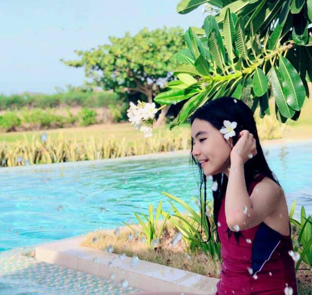 Cô em Hạt Dẻ có nhiều nét giống bố, xinh đẹp không kém cô chị.