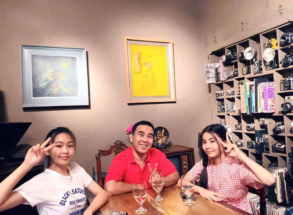 MC Quyền Linh rất cưng chiều hai cô công chúa. Anh thường xuyên đăng ảnh các con lên trang cá nhân.