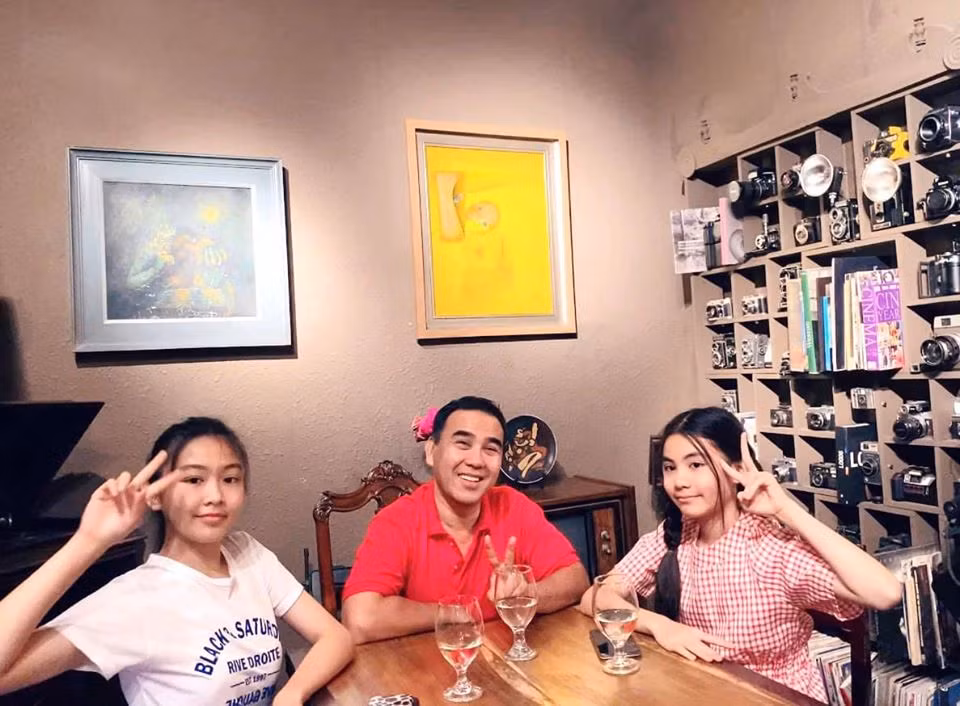 MC Quyền Linh rất cưng chiều hai cô công chúa. Anh thường xuyên đăng ảnh các con lên trang cá nhân.