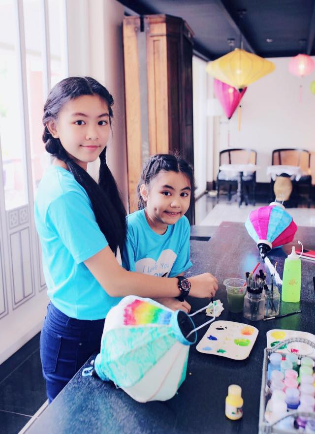 Đặc biệt, Lọ Lem và Hạt Dẻ không chỉ học giỏi mà còn sớm bộc lộ năng khiếu nghệ thuật. Cả hai thường biểu diễn văn nghệ ở trường.