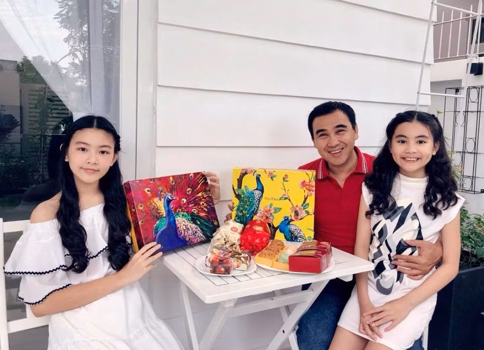 Trên Facebook, Quyền Linh thường tếu táo gọi 3 bố con là 3 anh em ruột.