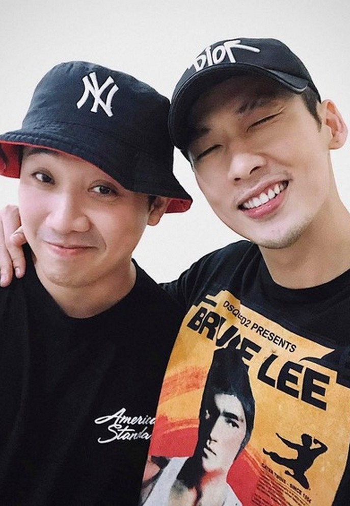 Trấn Thành cùng đàn em Tuấn Trần được khen như "anh em song sinh" khi cùng diện trang phục khá giống nhau.