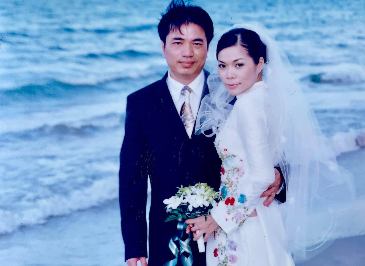 Mỹ Lệ đăng ảnh cưới kỷ niệm 16 năm hôn nhân cùng chồng doanh nhân. "16 năm ngày ký đơn chung thân! Ông ấy lời to còn mình lỗ nặng, may có được 3 cục vàng vớt vát", cô dí dỏm viết.