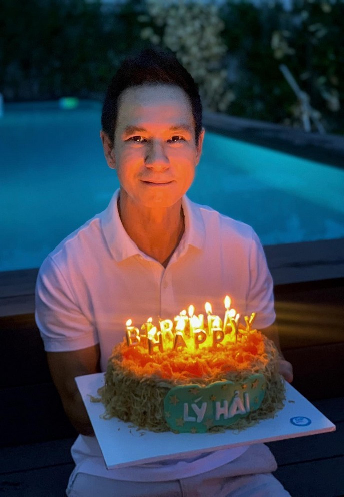Sao Việt 30/9: Lý Hải vừa đăng tải loạt ảnh đón tuổi 52 bên vợ và các con tại nhà riêng. Do bận rộn phim mới, sinh nhật anh diễn ra đơn giản với bánh kem và nến.