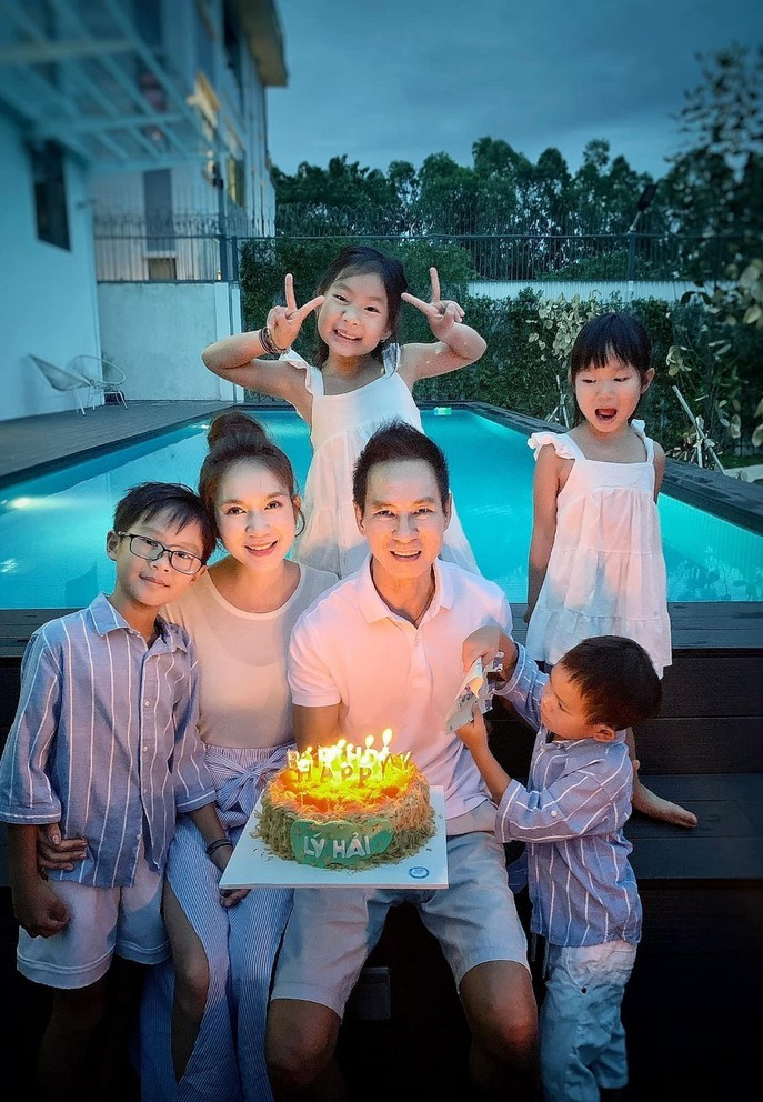 4 con của Lý Hải tự tay vẽ tranh, làm thiệp gửi tặng bố khiến nam ca sĩ hạnh phúc.