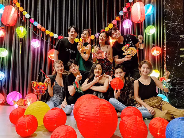 Mai Phương Thúy vui vẻ đón trung thu bên Noo Phước Thịnh Mai Phuong Thuy vui ve don trung thu ben Noo Phuoc Thinh