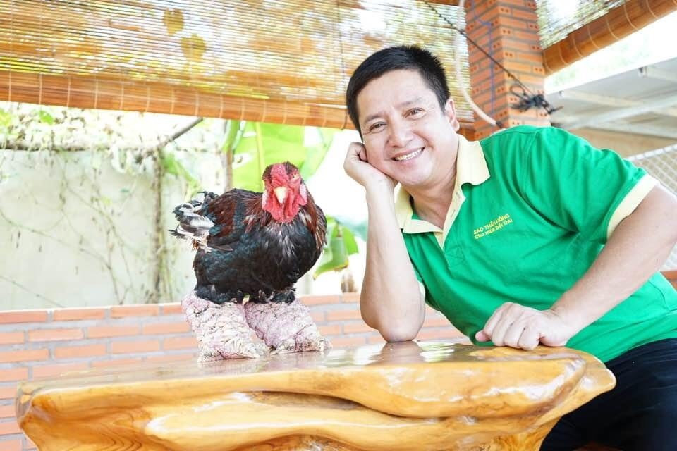 Nghệ sĩ Chí Trung đăng ảnh chụp cùng gà khi ghé thăm một trang trại. Anh than phiền bị nhiều cuộc gọi lạ làm phiền mấy ngày qua.