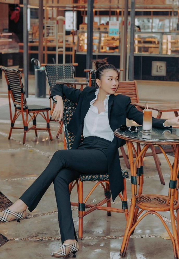 Xuống phố uống cà phê cùng vài người bạn, Thanh Hằng khẳng định thần thái siêu mẫu qua bức ảnh được ghi lại.