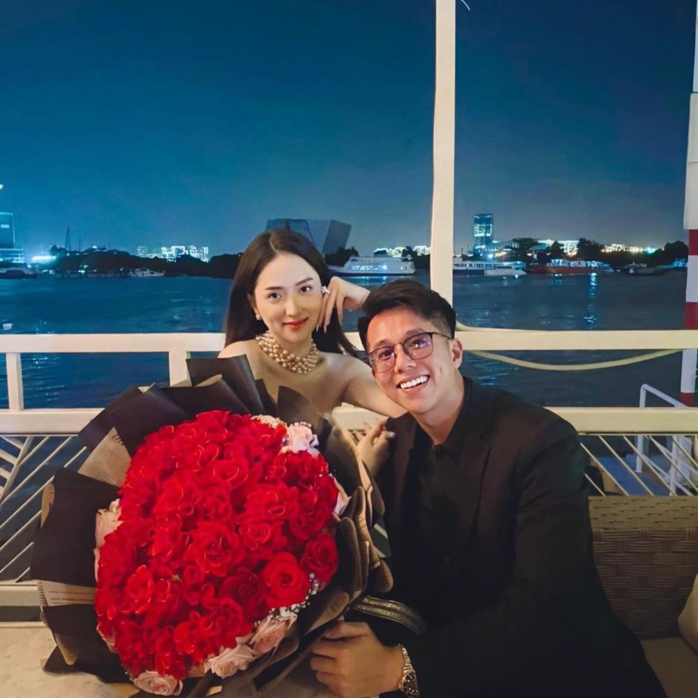 Matt Liu - Hương Giang bén duyên từ chương trình "Người ấy là ai". Ngày 21/8 vừa qua, cặp đôi kỷ niệm 2 tháng hẹn hò.