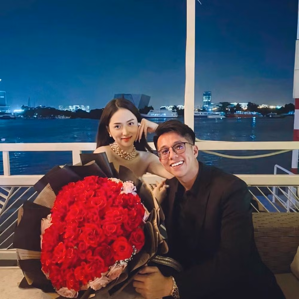 Matt Liu - Hương Giang bén duyên từ chương trình "Người ấy là ai". Ngày 21/8 vừa qua, cặp đôi kỷ niệm 2 tháng hẹn hò.