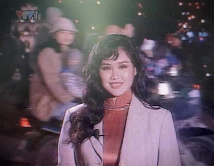 Hình ảnh BTV Thu Uyên thời trẻ cách đây 20 năm, khi còn là BTV chương trình Thời sự tại VTV với đôi mắt to tròn cùng mái tóc xõa ngang vai khiến nhiều khán giả thích thú.