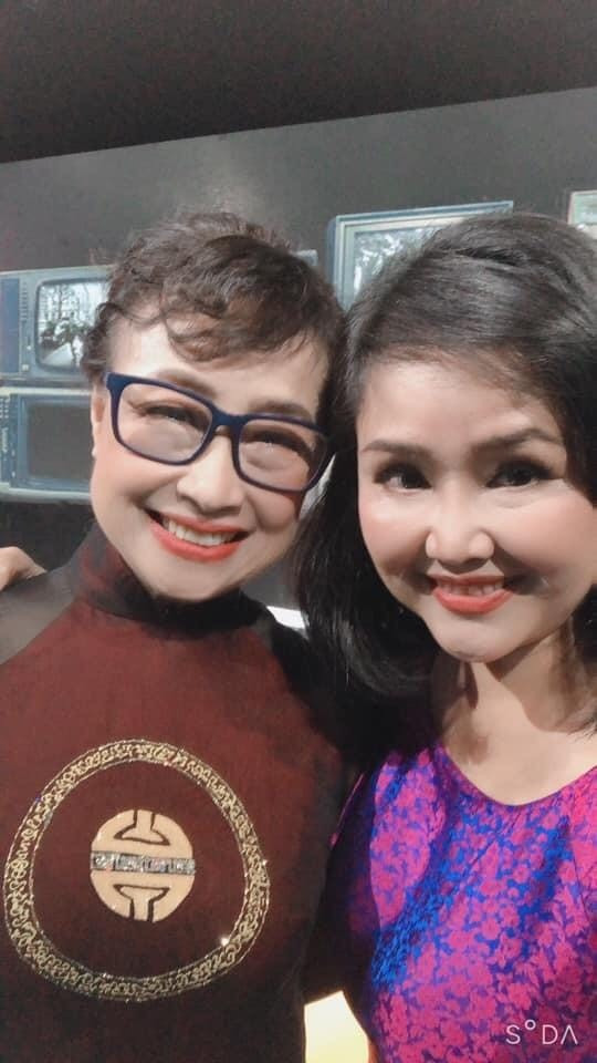 Không chỉ chia sẻ các hình ảnh của mình 20 năm trước, BTV Thu Uyên mới đây còn đăng những khoảnh khắc đứng chung khung hình cùng NSƯT Kim Tiến, BTV Quang Minh, BTV Diệp Anh, MC Phí Linh...