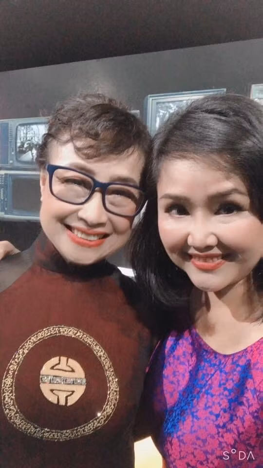 Không chỉ chia sẻ các hình ảnh của mình 20 năm trước, BTV Thu Uyên mới đây còn đăng những khoảnh khắc đứng chung khung hình cùng NSƯT Kim Tiến, BTV Quang Minh, BTV Diệp Anh, MC Phí Linh...