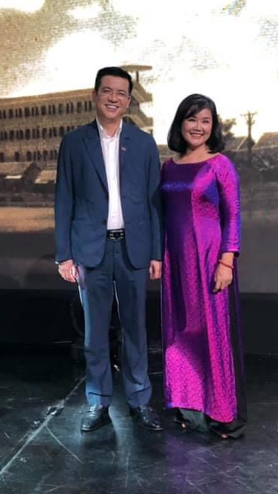 Chị viết: ''50 năm VTV. Ở đây là 4 thế hệ của Đài. Quang Minh nói đúng sinh nhật của chính mình mỗi người ở đây có thể không nhớ, nhưng sinh nhật Đài năm nào cũng náo nức. Và, nghe nhạc bản tin Thời sự vang lên, mỗi người ở đây ai cũng đều đặt tay lên trái tim mình''.