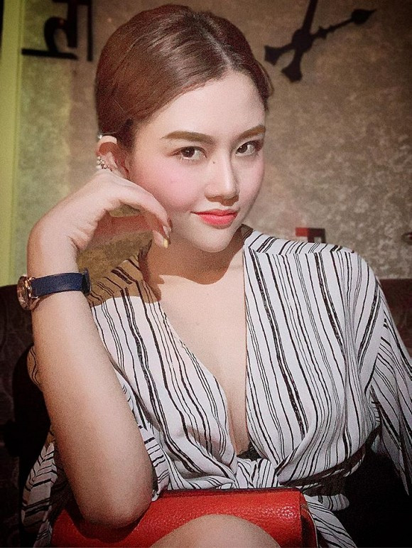 So với Nam Em, Bảo Trân khá ưa nhìn, gợi cảm không thua gì nàng Hoa khôi Đồng bằng Sông Cửu Long.