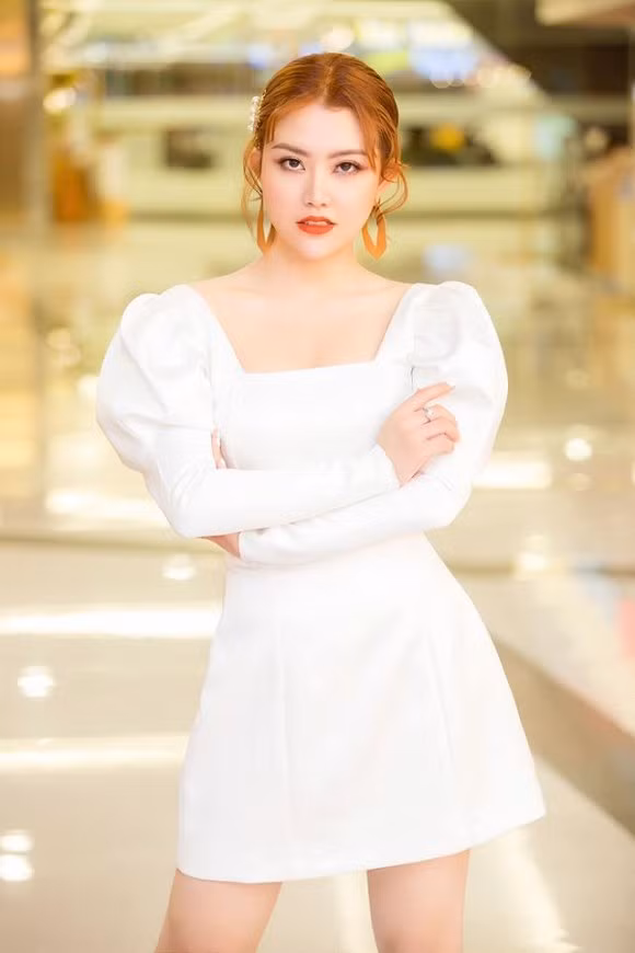 Về phía Quốc Bảo, anh cũng lên tiếng bênh vực Nam Em, phủ nhận chuyện cô là người thứ ba. Tuy nhiên nam VJ này thừa nhận khi chưa kết thúc mối quan hệ với Bảo Trân, anh đã rung động với người mới và tình cảm này chỉ xuất phát từ phía anh.