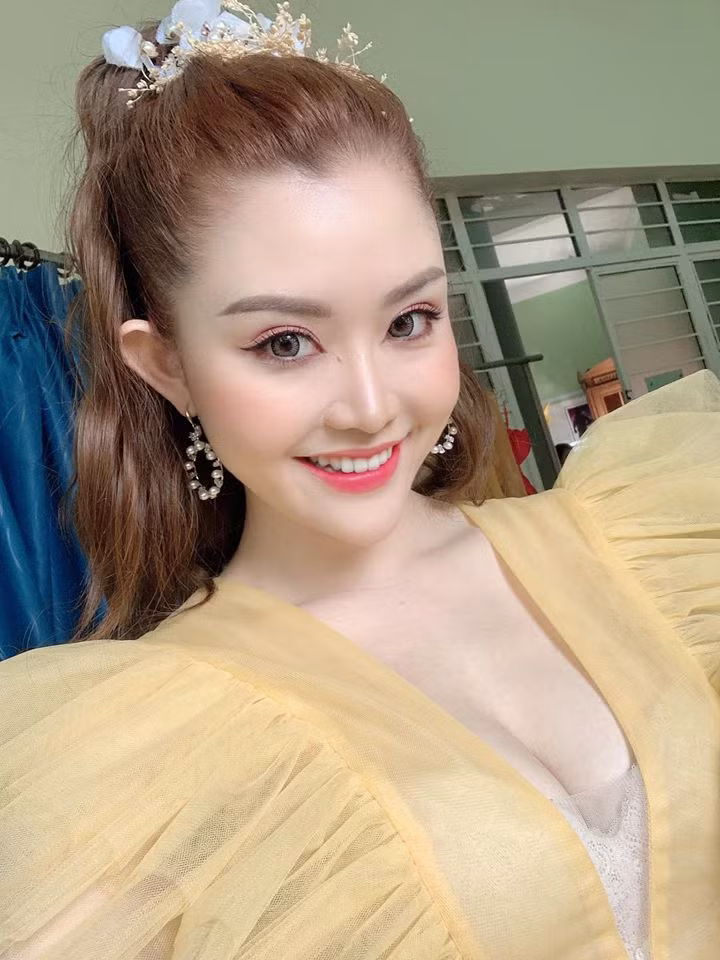Showbiz Việt đang xôn xao chuyện Bảo Trân gây hấn với Nam Em trên thảm đỏ. Nữ ca sĩ còn tố người đẹp Nam Em phá hoại hạnh phúc gia đình, là người thứ ba xen vào mối quan hệ tình cảm của cô và VJ Quốc Bảo.