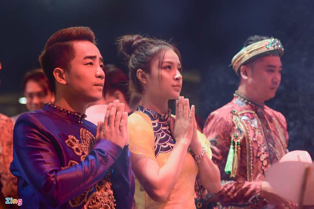 Diễn viên Duy Nam và bà xã Ngọc Anh cùng làm việc tại nhà hát. Duy Nam tâm sự trong suốt quá trình hoạt động nghệ thuật, anh luôn biết ơn Tổ nghề. Hôm nay, khi đứng trên sân khấu, anh càng có thêm động lực để cố gắng phát triển bản thân hơn nữa.