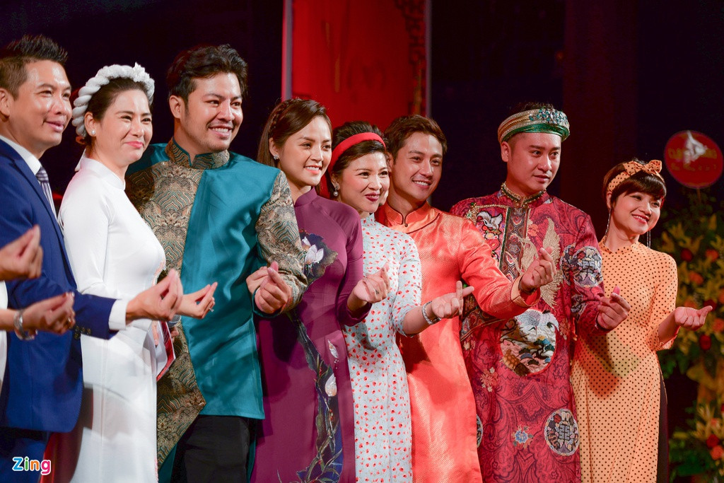 Các nghệ sĩ chụp ảnh kỷ niệm trong buổi lễ.