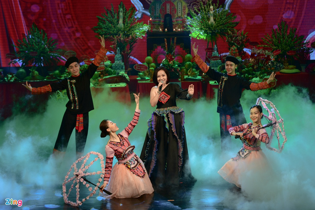 Chương trình biểu diễn văn nghệ kéo dài trong khoảng một giờ với nhiều tiết mục cải lương, hát xẩm, hát dân ca, khiến không khí buổi lễ giỗ Tổ thêm hân hoan.