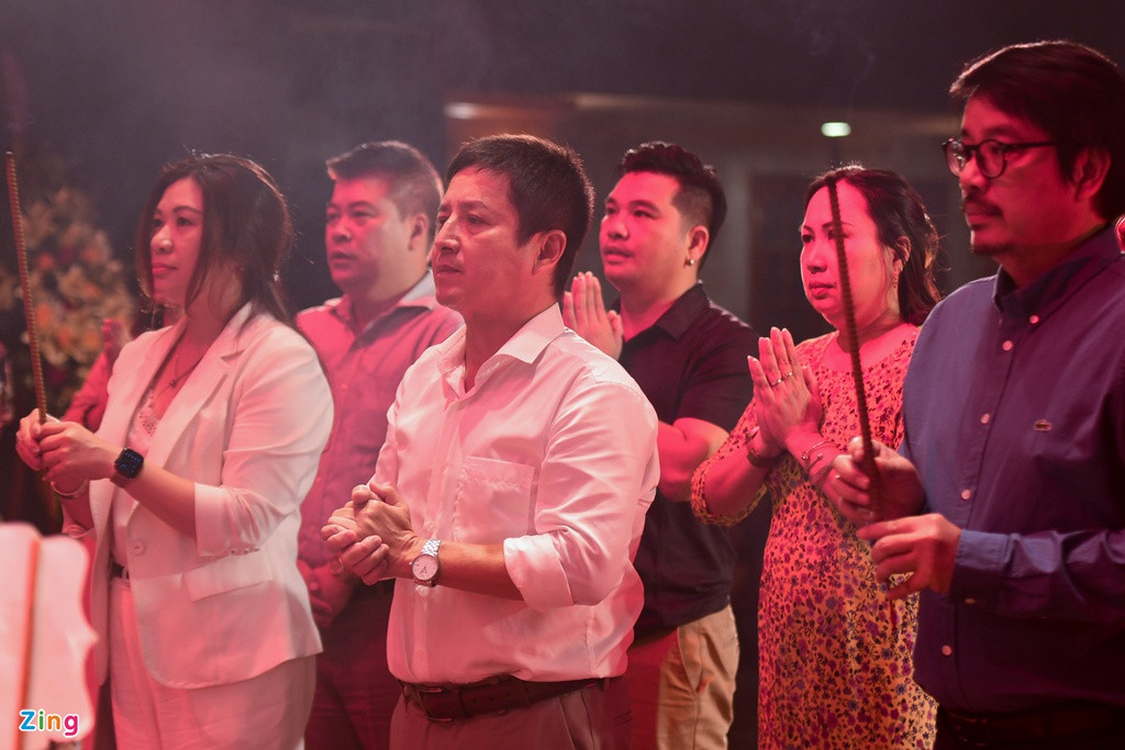 Nghệ sĩ Chí Trung cùng các diễn viên của Nhà hát Tuổi Trẻ tổ chức lễ giỗ Tổ nghề sân khấu. Các nghệ sĩ dâng hương và biểu diễn văn nghệ phục vụ khách mời, khán giả.