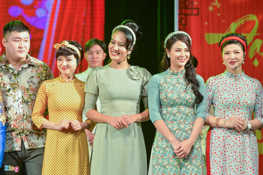 Diễn viên Minh Cúc cho biết các nghệ sĩ đều cảm thấy hân hoan khi có mặt trong ngày giỗ Tổ. Đặc biệt hơn, năm nay dàn diễn viên góp mặt trong một tiết mục hát tập thể Liên khúc quê hương ba miền. Cô nói: "Những năm trước, chúng tôi không biểu diễn. Lần này, không khí càng vui hơn khi các diễn viên có màn đồng ca trên sân khấu".