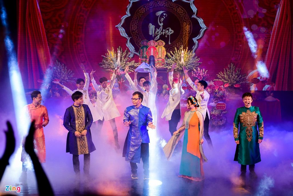 Nghệ sĩ Đức Khuê, Thanh Sơn cùng các diễn viên của Nhà hát Tuổi Trẻ biểu diễn liên khúc phục vụ khán giả. Họ đã tập luyện trong nhiều ngày để hoàn thành tiết mục.