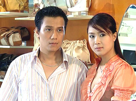 Theo nghiệp diễn xuất, cô gây dấu ấn khi góp mặt trong hàng loạt dự án truyền hình ăn khách như Những chàng trai đa cảm, Matcơva - Mùa thay lá, Cầu vồng tình yêu, Cả một đời ân oán, Hoa hồng trên ngực trái… Hồng Diễm chạm ngõ phim truyền hình với vai Nga trong Chàng trai đa cảm. Nhân vật mà cô thể hiện là cô gái dịu dàng, khéo léo, chinh phục được trái tim anh chàng "sát gái " Dũng (do Việt Anh thủ vai). Do chưa có kinh nghiệm diễn xuất lại không được đào tạo bài bản nên cô không tránh khỏi lúng túng với vai diễn đầu tiên này. Trong quá trình quay phim, Hồng Diễm dành nhiều thời gian quan sát bạn diễn rồi học hỏi làm theo.