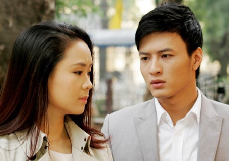 Tới phim Cầu vồng tình yêu (2011), diễn xuất của Hồng Diễm có sự cải thiện đáng kể. Cô thể hiện trọn vẹn vẻ dịu dàng, đài các khi vào vai Mộc Miên, cô gái con nhà gia giáo có chuyện tình trắc trở với Minh Khang (Hồng Đăng thủ vai). Nội dung hấp dẫn cùng diễn xuất ăn ý của cặp đôi Hồng Diễm - Hồng Đăng giúp Cầu vồng tình yêu trở thành một trong những bộ phim “gây bão” màn ảnh nhỏ lúc bấy giờ.