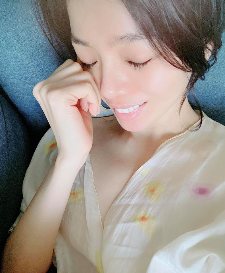 Cô không ngại khoe ảnh mặt mộc kèm chia sẻ lạc quan: "Mở cửa cho nắng ùa vào... Lùa tay vào mái tóc thơm tho bềnh bồng, tận hưởng những mênh mang của cuộc đời, của những khi an yên, không son phấn loè loẹt, không tô vẽ viển vông, chỉ là chính mình".