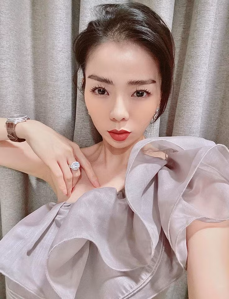 Mới đây, nữ ca sĩ tiếp tục tung loạt ảnh xinh đẹp mướt mắt.