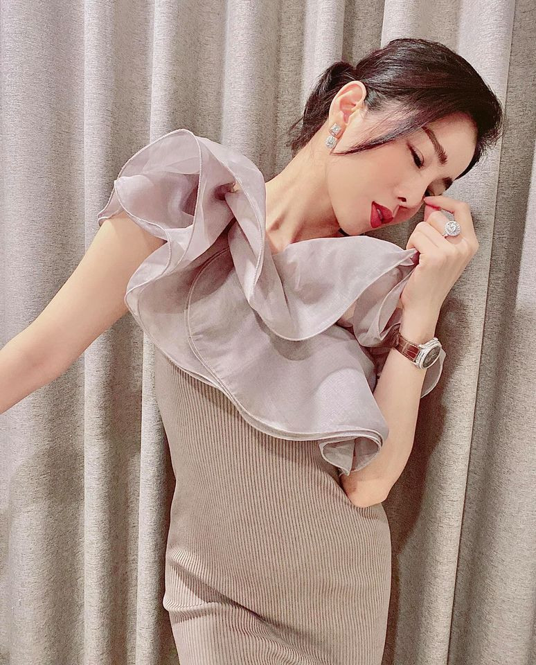 Trong loạt ảnh mới, Lệ Quyên diện trang phục gợi cảm khoe đường cong quyến rũ.