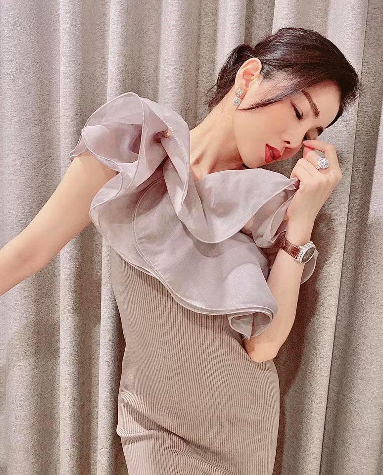 Trong loạt ảnh mới, Lệ Quyên diện trang phục gợi cảm khoe đường cong quyến rũ.