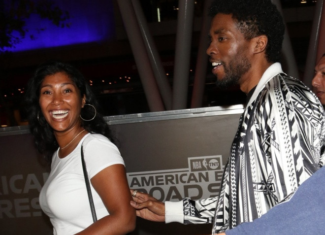 Hiện tại, bên cạnh việc tưởng nhớ Chadwick Boseman, người hâm mộ còn dành nhiều lời an ủi cho Taylor Simone Ledward. "Tôi thành thật chia buồn cùng bà xã của Boseman. Với tôi, anh ra đi là sự mất mát quá lớn. Tôi nghĩ Simone đau đớn nhiều hơn khi đã gắn bó với chồng 5 năm", tài khoản Jerusha viết. Ảnh: Backgrid.