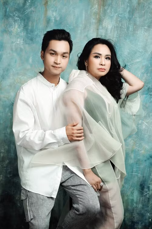 Bài đăng của giọng ca Cho em một ngày nhanh chóng nhận được sự quan tâm lớn của đông đảo bạn bè, đồng nghiệp và người hâm mộ. Ai nấy đều gửi những lời chúc tốt đẹp đến Quang Đăng trong dịp sinh nhật tròn 22 tuổi. Bên cạnh đó, nhiều người còn nhận xét con trai diva Thanh Lam sở hữu ngoại hình được cho là thừa hưởng nhiều nét đẹp từ bố mẹ. Đặc biệt, sau khi xem loạt ảnh khán giả còn nhận xét Nguyễn Đăng Quang có gương mặt nhìn na ná tài tử Hong Kong - Trương Quốc Vinh.