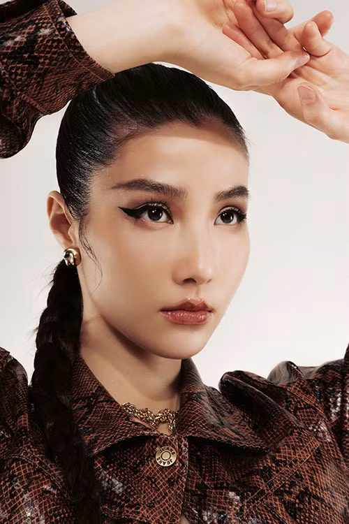 Mới đây, Diễm My 9x gây chú ý khi đăng tải bộ ảnh diện toàn đồ hiệu sang chảnh, hóa thân thành quý cô hiện đại nhưng không kém phần quyến rũ.