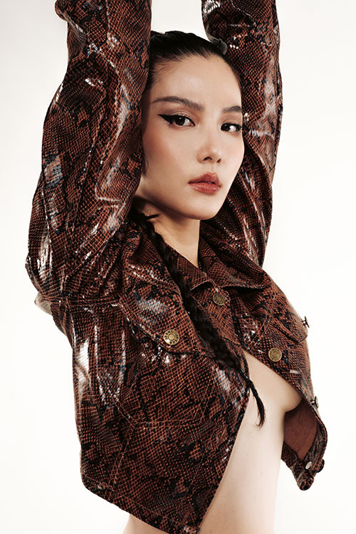 Cô nàng để lộ vòng 1 lấp ló sau lớp áo hờ hững.